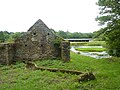 Le moulin de la Roche (en ruine) sur les bords de l'Aulne, en amont de Pont-Triffen.