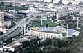 De stadion van bovenaf met een deel van de omgeving.