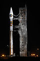 Atlas V 411 neben dem komplexen Startturm der SLC-3E