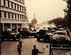 Autoblindo giapponesi durante la battaglia di Shanghai. La seconda da sinistra è una Type 93, tra 4 Type 87.