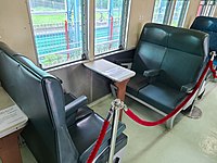 於2017年完成修復的頭等車卡座椅，該組座椅的色澤較深，由人手製作
