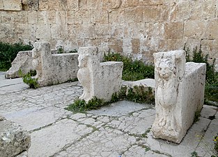 Lions sculptés, supportant un banc pour étaler les marchandises.