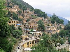 روستای توریستی ماسوله در گیلان که یکی از دلایل شهرتش کاربری پشت‌بام خانه‌های آن است.