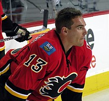 Photographie de Cammelleri avec le maillot rouge des Flames de Calgary