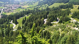 B 308, Oberjochpass, im Hintergrund Bad Hindelang