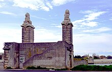 Ruines du pont ferroviaire, dit de Lunel détruit en août 1944.