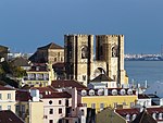Lizbon katedraline ve çevresindeki binalara bakın