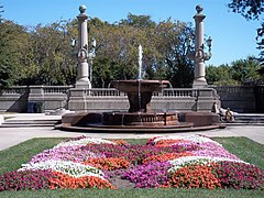 Fontaine et jardin.