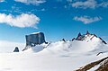 Nordwestende des Mühlig-Hofmann-Gebirges mit dem Hoggestabben (links) und dem Hochlinfjellet (rechts)