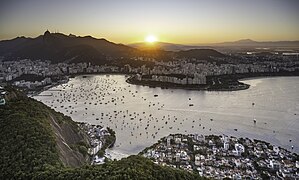 Rio de Janeiro. Tout en bas, la plage Rouge ; à gauche à l'horizon, la petit pointe est la statue du Christ Rédempteur ; quelque part à droite, la Gare Central do Brasil. Juin 2023.