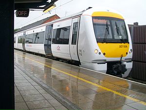 Elektrischer Triebwagen der c2c (Baureihe „Class 357“) im Bahnhof West Ham