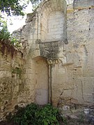 Photographie en couleurs de occultées par des pierres de taille dans un mur.