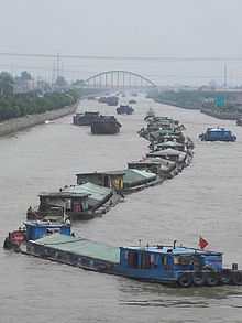 Mynd af bátum á syðsta hluta „Miklaskurðar“ sem liggur frá Hangzhou borg í Zhejiang héraði til borgarinnar Zhenjiang í Jiangsu héraði, þar sem skurðurinn mætir Jangtse fljóti.