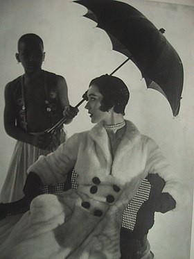 Dovima photographiée par Edgar de Evia dans les années 1950.