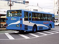 バス車両の全体像の把握には、最低でも対角2方向からの撮影が必要である。