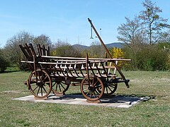 Historischer Heuwagen am Verkehrskreisel