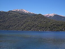 Le lac Correntoso vu depuis Villa La Angostura. Au fond : le Cerro Bayo.