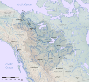 La rivière Finlay se jette dans la rivière de la Paix qui se jette dans la rivière des Esclaves et, par conséquent, dans le Grand lac des Esclaves. Le tronc principal du fleuve Mackenzie s'écoule généralement du nord-ouest du Grand lac des Esclaves jusqu'à la mer de Beaufort.