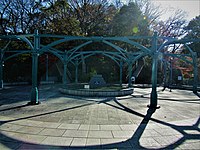 Die obere gusseiserne Struktur der zweiten erhaltenen Halle im Harbour View Park in Yokohama.