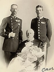 الأمير غوستاف أدولف في زي المعمودية في حضن جده الأكبر الملك أوسكار الثاني، بجوار والده على اليمين وجده على اليسار.