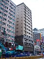 集集大地震十週年前夕，甫重建完工的臺北市松山區東星大樓（照片中央）