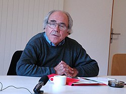 Jean Baudrillard vuonna 2004.