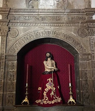 Arcosolio gótico que alberga la talla del Cristo de las Injurias.