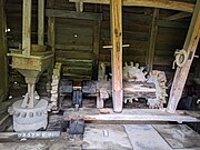 日本民家園に移築された水車小屋の内部。心棒の回転を歯車に伝えて米搗き臼、粉ひき臼を運営する。
