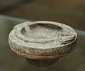 Oljelampe i granitt fra bronsealderen på Rhodos (1500–1400 f.Kr.).