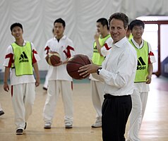 第75任美国财政部长盖特纳在胶囊体育馆中和学生打篮球