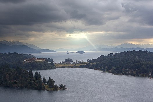 View of Nahuel Huapi Lake (San Carlos de Bariloche) from the Llao Llao hotel. Photo by Nahuel Patiño. 2009.