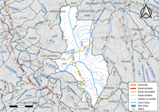 Carte en couleur présentant le réseau hydrographique de la commune