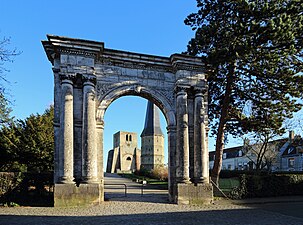 De "Marmeren Poort", hoofdingang van de voormalige Sint-Winoksabdij