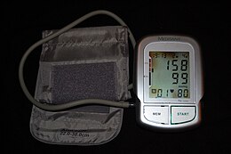 Armband en monitor waarmee bloeddruk gemeet kan word.