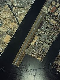 1981年の広島西飛行場（写真撮影当時は広島空港）。国土交通省 国土地理院 地図・空中写真閲覧サービスの空中写真を基に作成。左上草津地区から空港北側へ向かって整備されている道が都市計画道路観音井口線（広島南道路）。