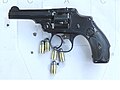 Smith & Wesson Safety Hammerless[англ.] (производились с 1887 года по 1940 год.) с предохранителем в виде клавиши на задней стенке рукоятки, которую стрелок нажимает, обхватывая рукоятку ладонью.