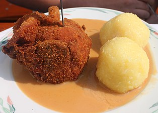 Paniert Pfefferhaxe mit Pfeffersoße und Klößen