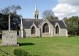 La chapelle de Tréminou et son calvaire-chaire vus de l'est.