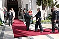 الرئيس عبد العزيز بوتفليقة يصافح وزيرة الخارجية الأمريكية هيلاري رودهام كلينتون. الجزائر العاصمة، الجزائر، 29 أكتوبر 2012.