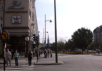 Vissa avsnitt av Vasagatan har inte förändrats mycket på fyrtio år, som bildparet från 1963 respektive 2007 får illustrera. Här en blick söderut i höjd med Stockholms centralstation, i bakgrunden syns Riddarholmskyrkan. Bilderna är tagna av samma fotograf, den från 1963 på Agfacolor CT 18, den från 2007 med en digitalkamera.