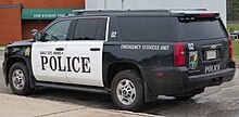 Schwarz-weißer Chevrolet Suburban mit Beschriftungen Emergency Services Unit, Sault Ste. Marie Police, mit Wappen und Kürzel ESU und der Nummer 02.