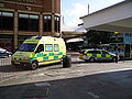两辆停在英國考文垂街头的救護車，分别涂装巴腾堡黄绿格纹及半身蓝黄格纹