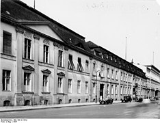 Le même « 76, Wilhelmstraße » (sans drapeaux nazis) en 1937 ; au fond : le « 74 ».