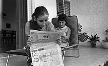 Bondy y su hija leyendo el periódico, 1969