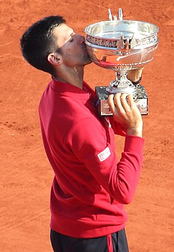 Na French Open 2016 zkompletoval Novak Djoković kariérní grandslam poprvé, na French Open 2021 podruhé a na French Open 2023 jako první muž potřetí