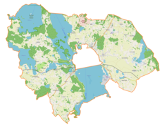 Mapa konturowa gminy wiejskiej Giżycko, na dole nieco na lewo znajduje się punkt z opisem „Szczybały Giżyckie”