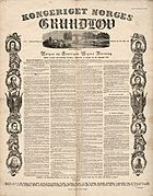 «Kongeriget Norges Grundlov given i Rigsforsamlingen paa Eidsvold den 17 Mai 1814, og nu i Anledning af Norges og Sverriges Rigers Forening bestemt i Norges overordentlige Storthing i Christiania, og antagen den 4de November 1814.» Plakat utgitt som tillegg til Almuevennen nr. 51, 1856. Foto: Nasjonalbiblioteket