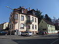 Wohnhaus des Anwesens (J. A. Huck GmbH & Co.KG) in der Hinteren Marktstraße 59 an der Ecke zur Lochnerstraße im Stil eines „reduzierten Historismus“ (1901)