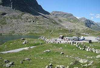 Passhöhe mit See, Panzersperre, Kiosk und Parkplatz