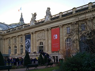 Photo de la façade du Grand Palais aux couleurs de la Nintendo Switch